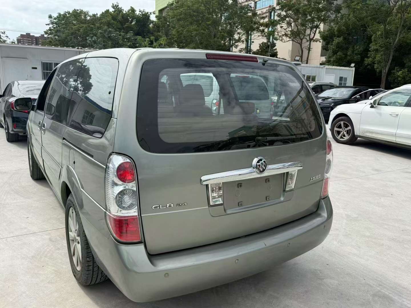 Buick GL8 2.4L Automatic Sunroof 5