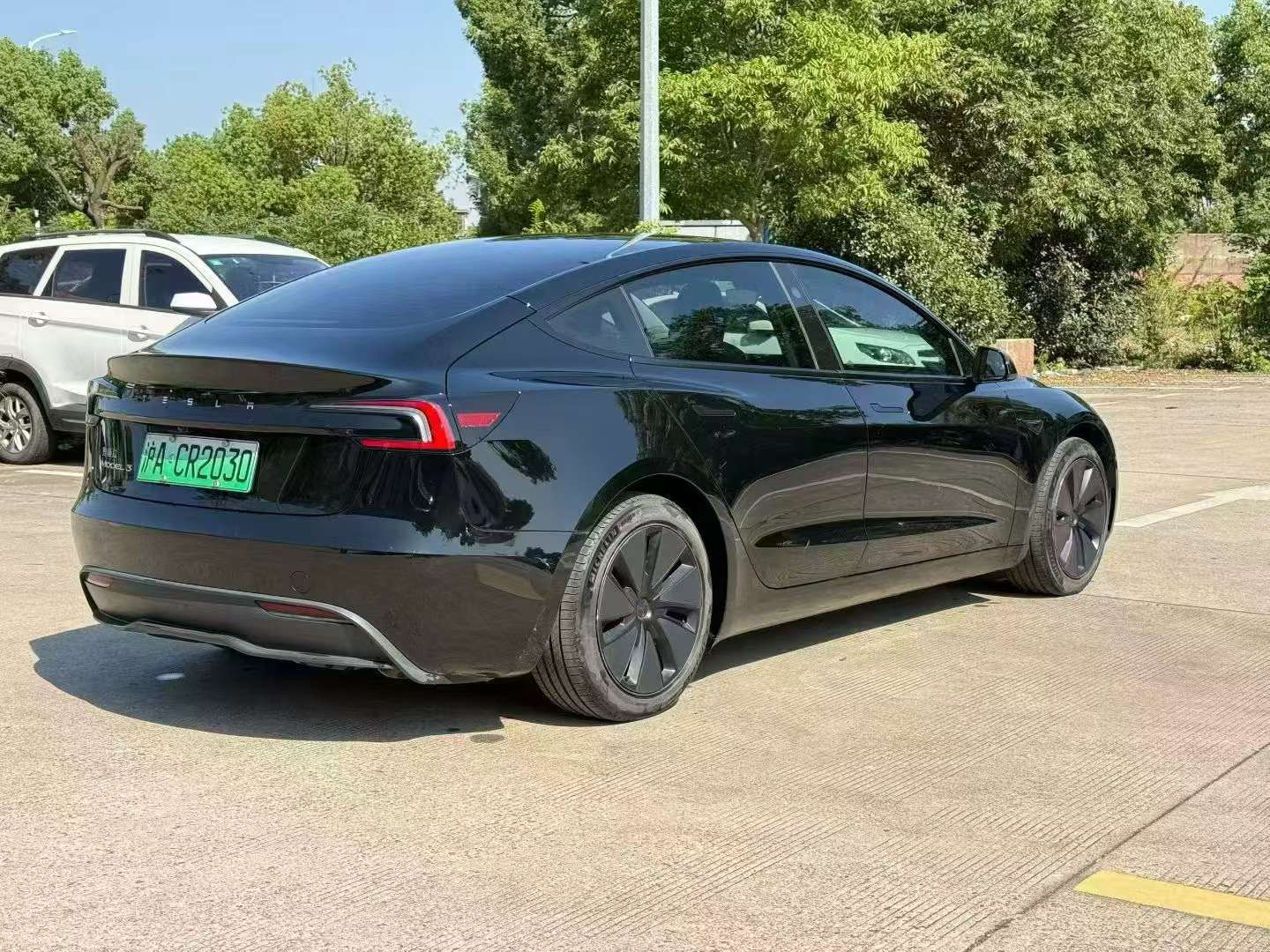 Tesla Model 3 4
