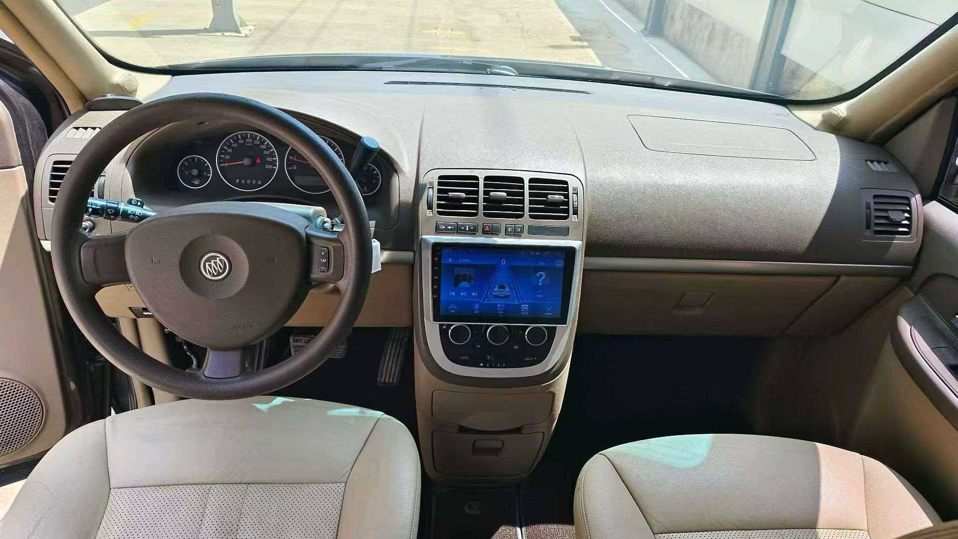 Buick GL8 2.4L Automatic 7-Seater Business Van 3
