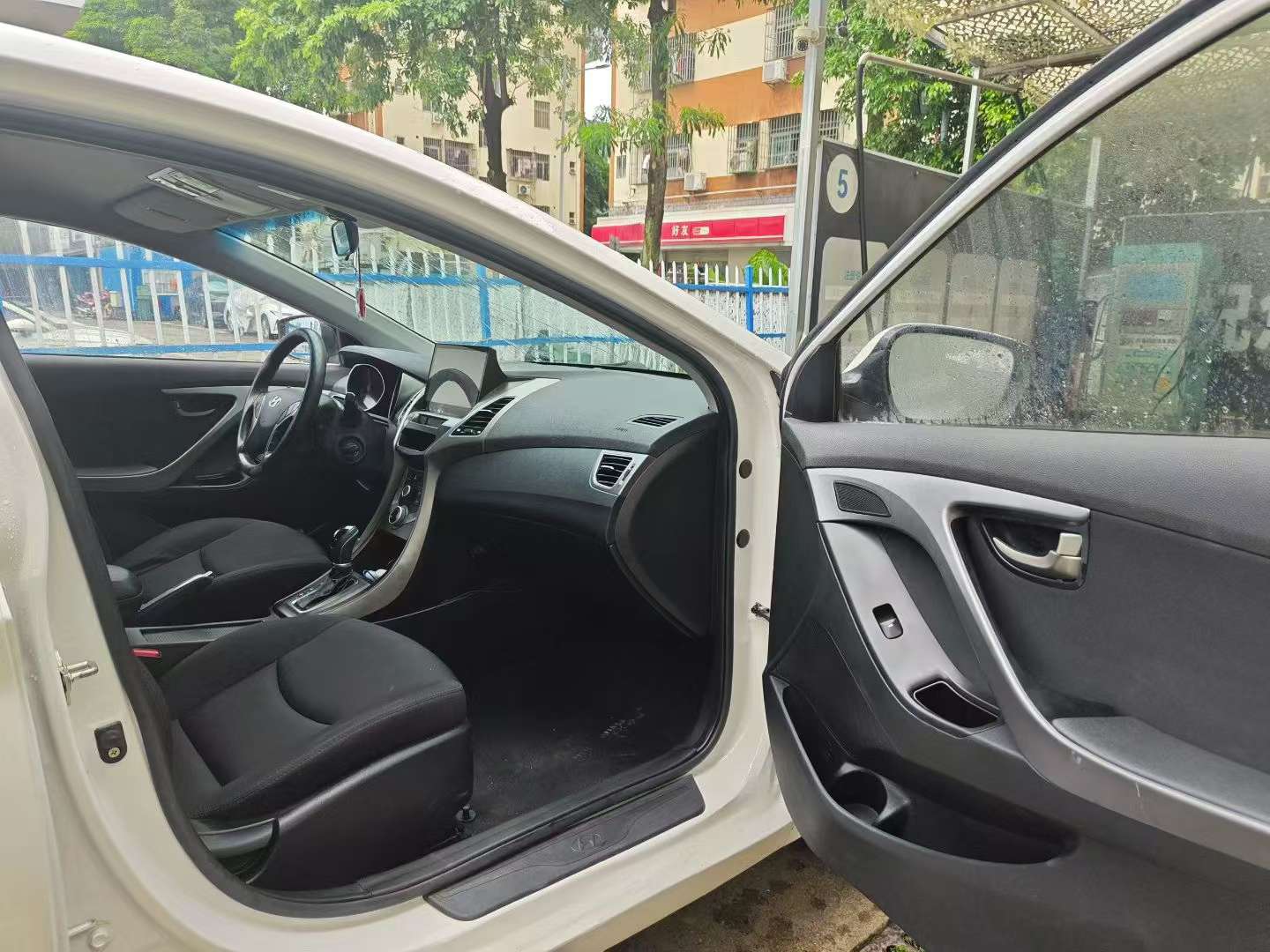 Hyundai Elantra 1.6L Automatic Smart Edition 6