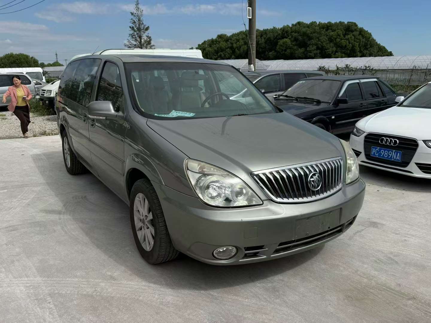 Buick GL8 2.4L Automatic Sunroof 2