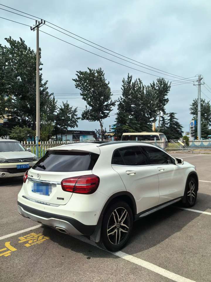 Mercedes-Benz GLA 2017 GLA200 1.6T Automatic Panoramic Sunroof 4