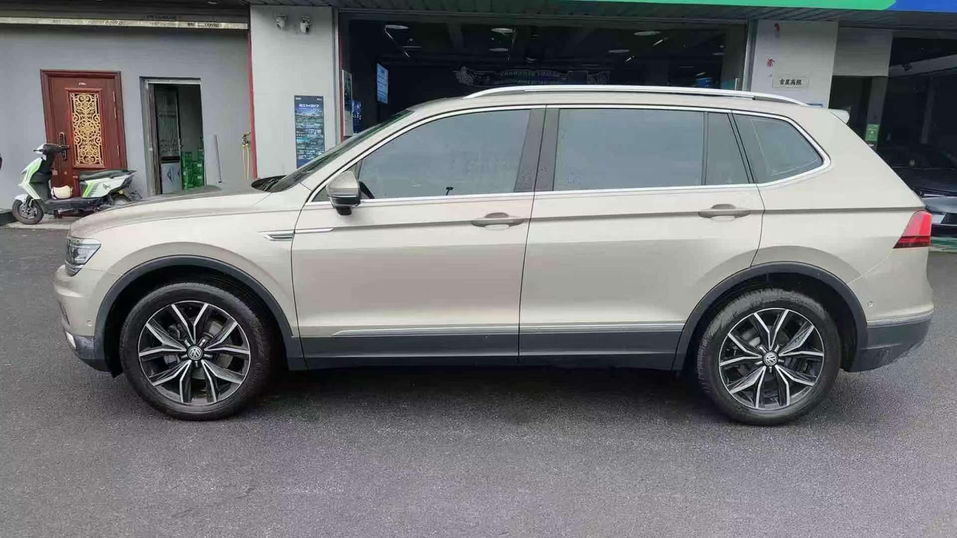 Volkswagen Tiguan L 330 FWD Luxury