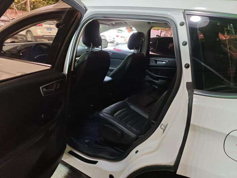 Ford Edge 2.0T 2WD Platinum Edition 5