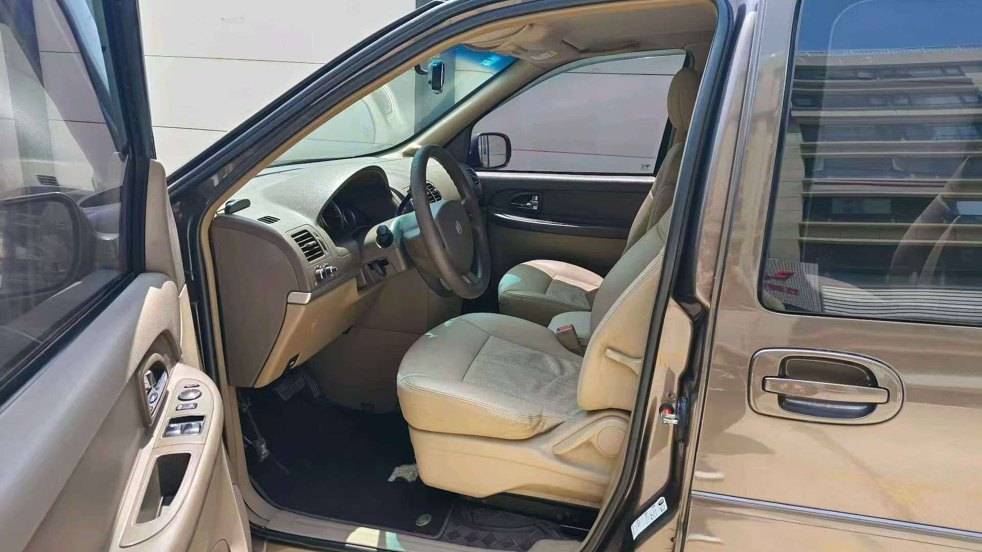 Buick GL8 2.4L Automatic 7-Seater Business Van 4