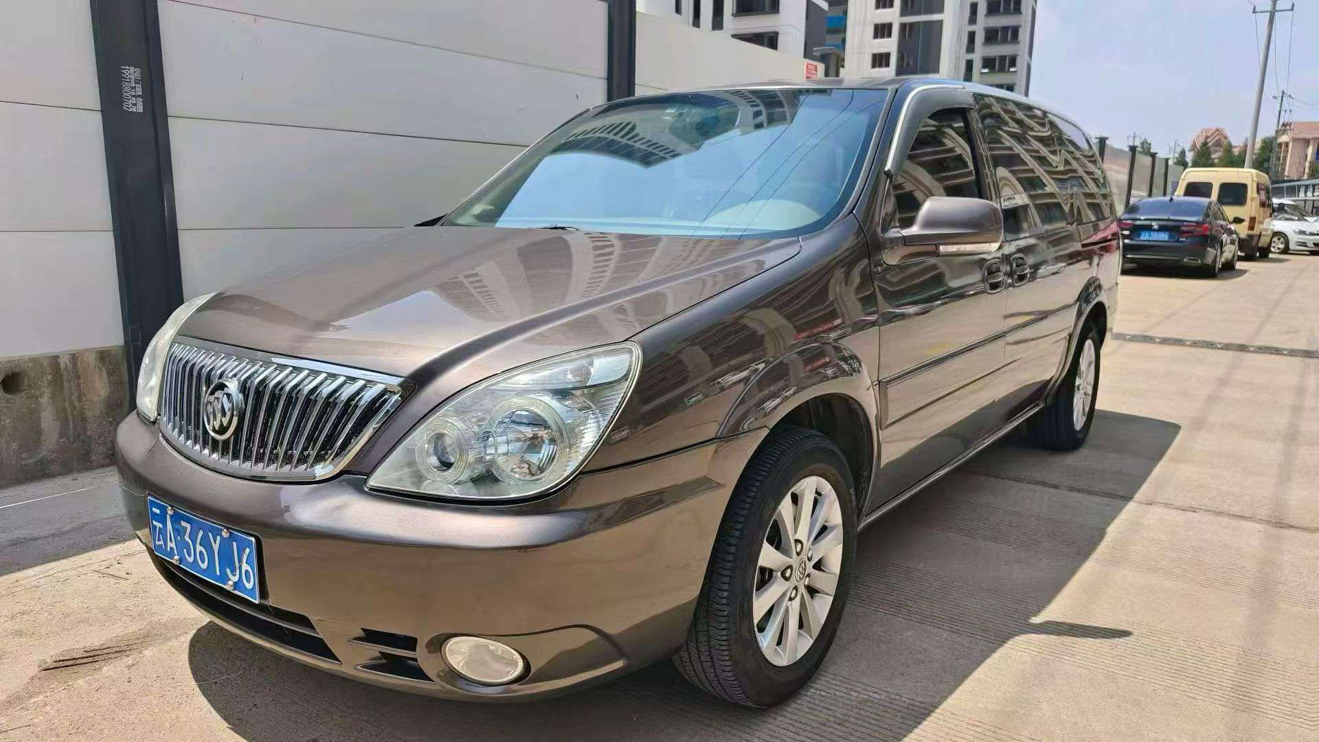 Buick GL8 2.4L Automatic 7-Seater Business Van 2