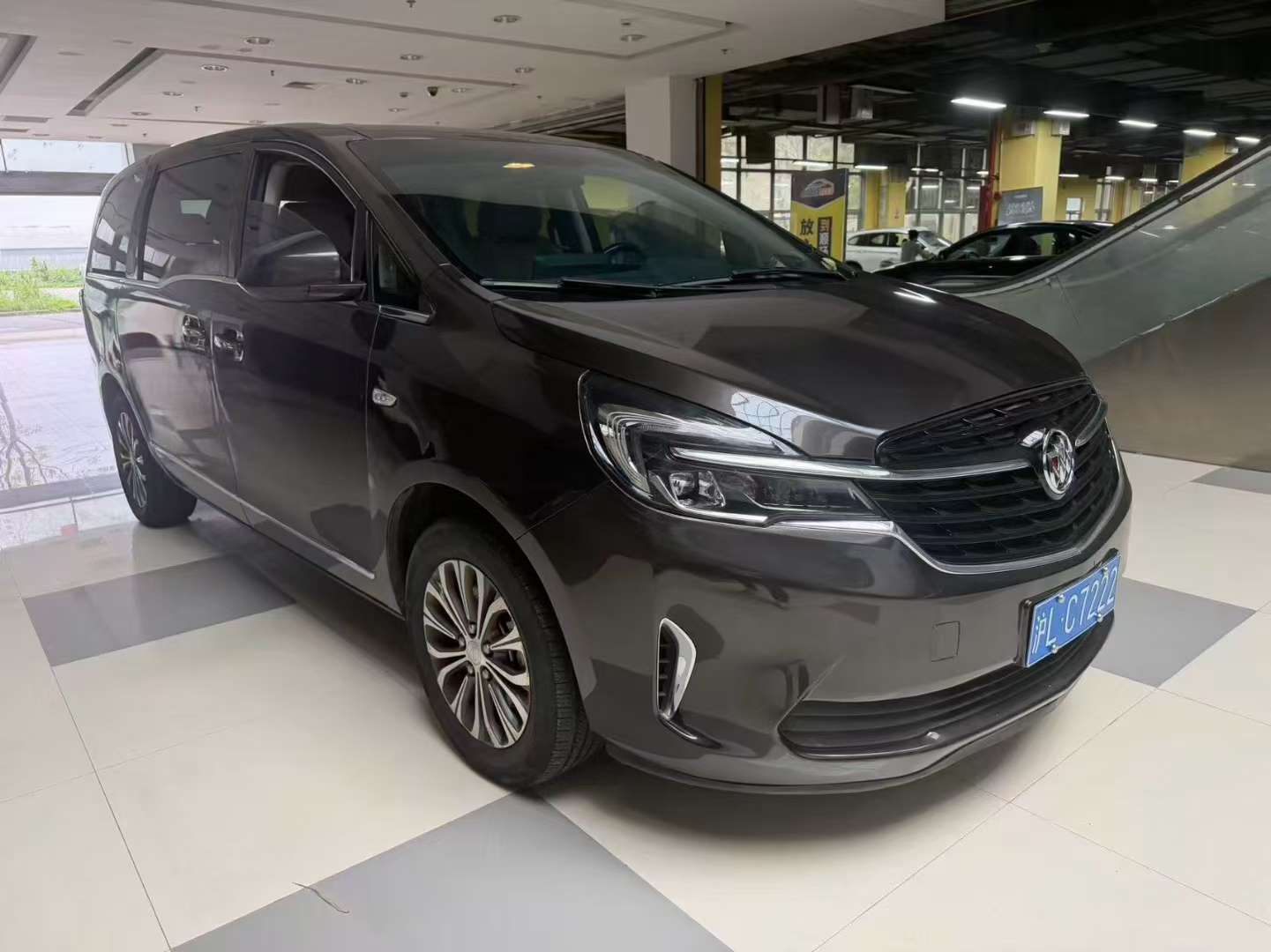 Buick GL8 652 Luxury 2