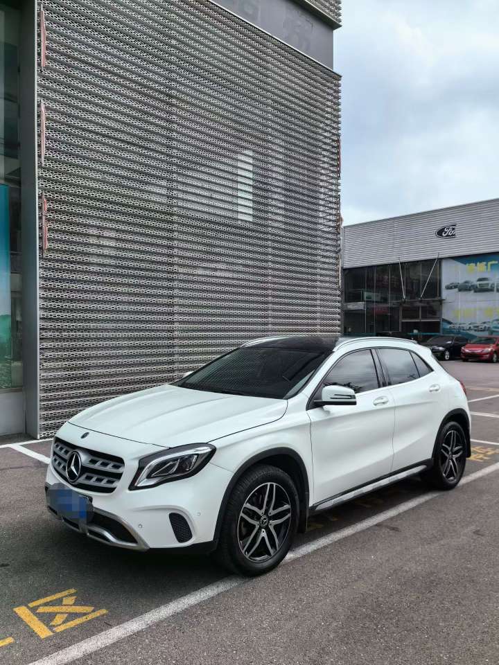 Mercedes-Benz GLA 2017 GLA200 1.6T Automatic Panoramic Sunroof 3