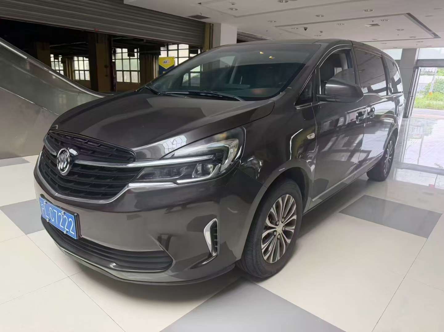 Buick GL8 652 Luxury 3