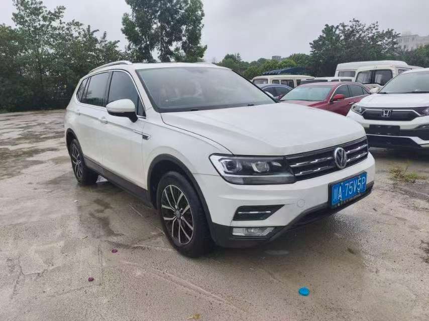 Volkswagen Tiguan L 330 FWD Luxury 2