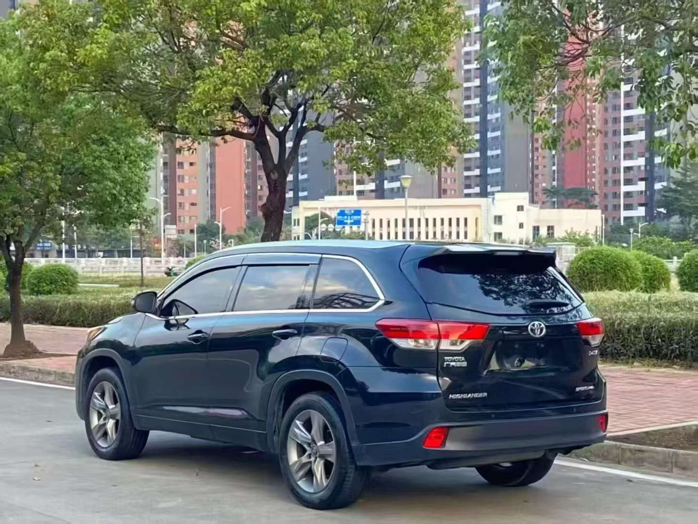Toyota Highlander 2.0T AWD Luxury 7-Seater 2