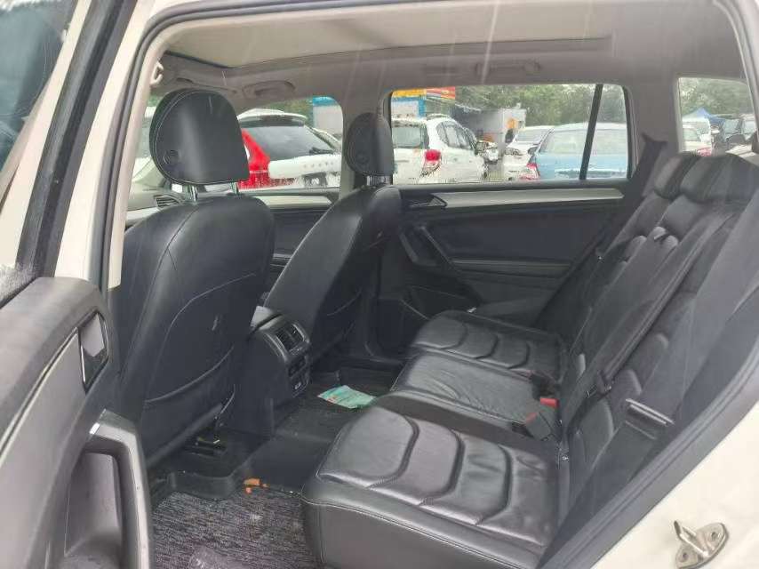 Volkswagen Tiguan L 330 FWD Luxury 7
