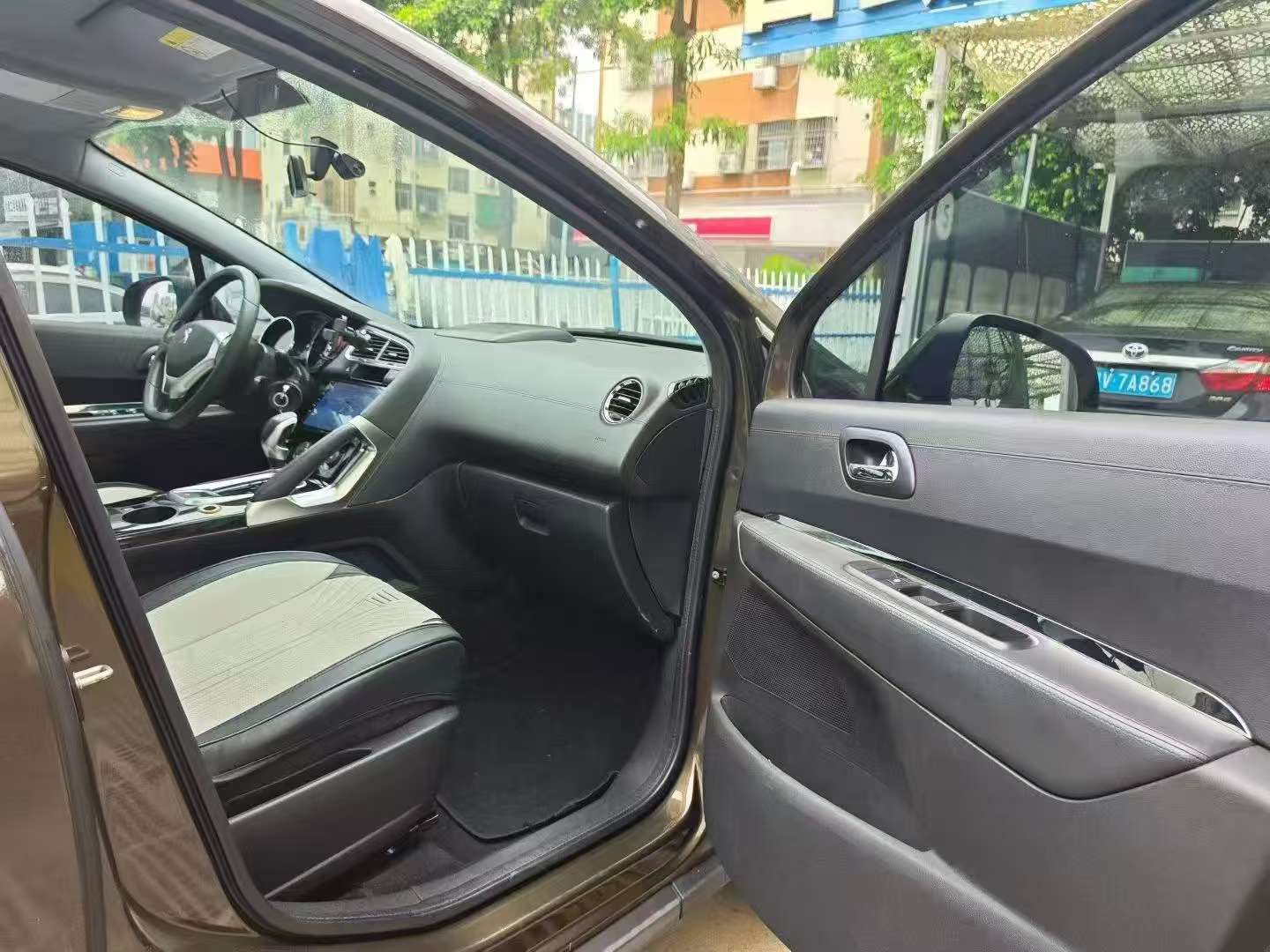Peugeot 3008 2.0L Automatic Classic Edition 4