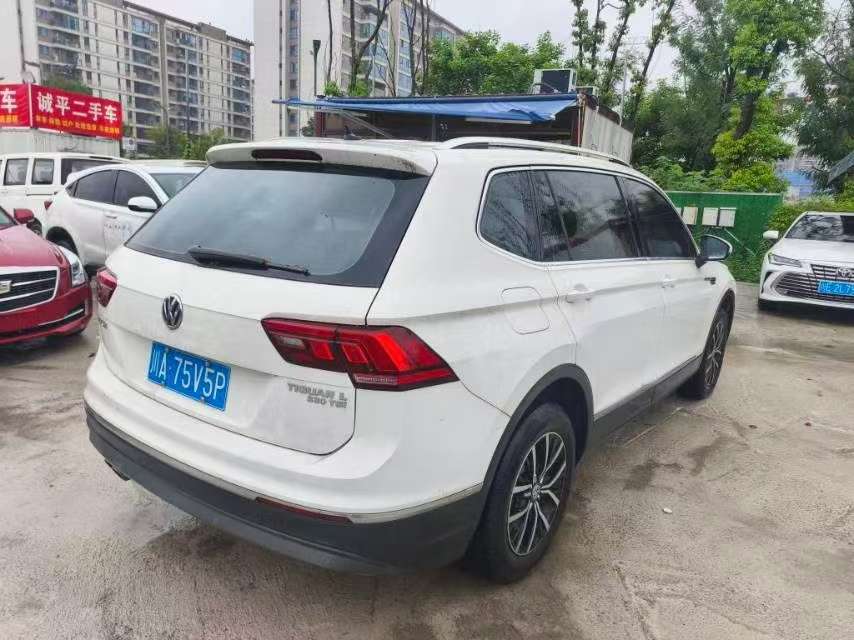 Volkswagen Tiguan L 330 FWD Luxury 4