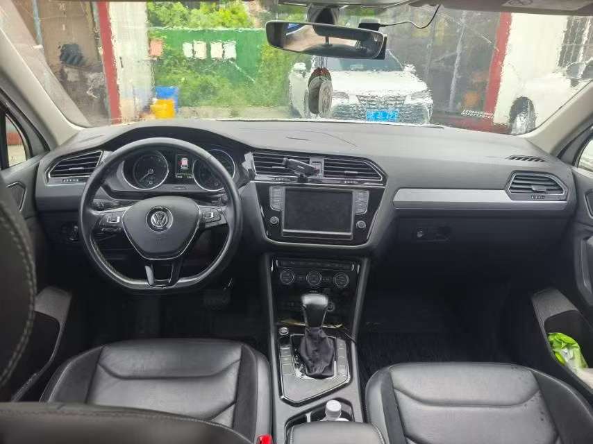 Volkswagen Tiguan L 330 FWD Luxury 6