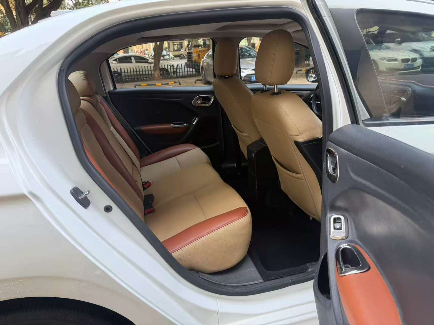 Peugeot 301 1.6L Automatic Sunroof Premium Edition 6