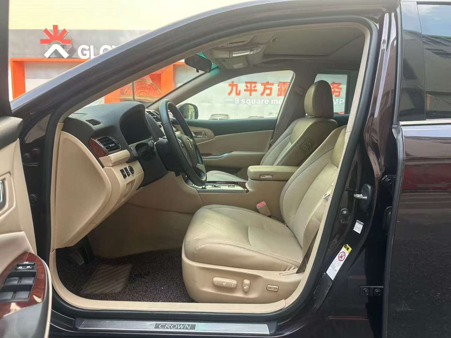 Toyota Crown 2.5L Royal Leather Trim 8