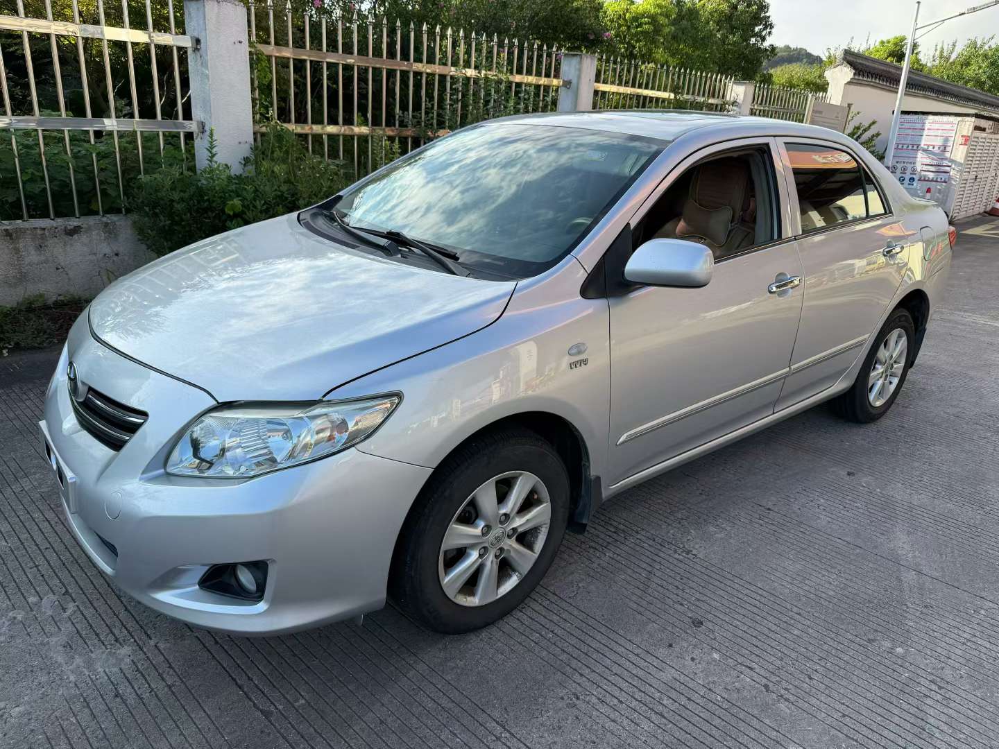 Toyota Corolla 1.6L Automatic Sunroof 2
