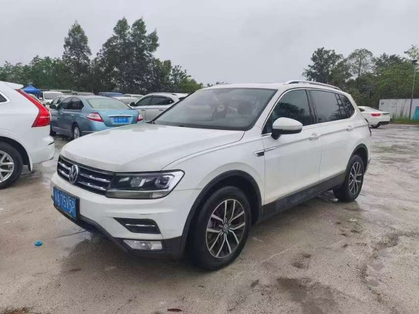 Volkswagen Tiguan L 330 FWD Luxury