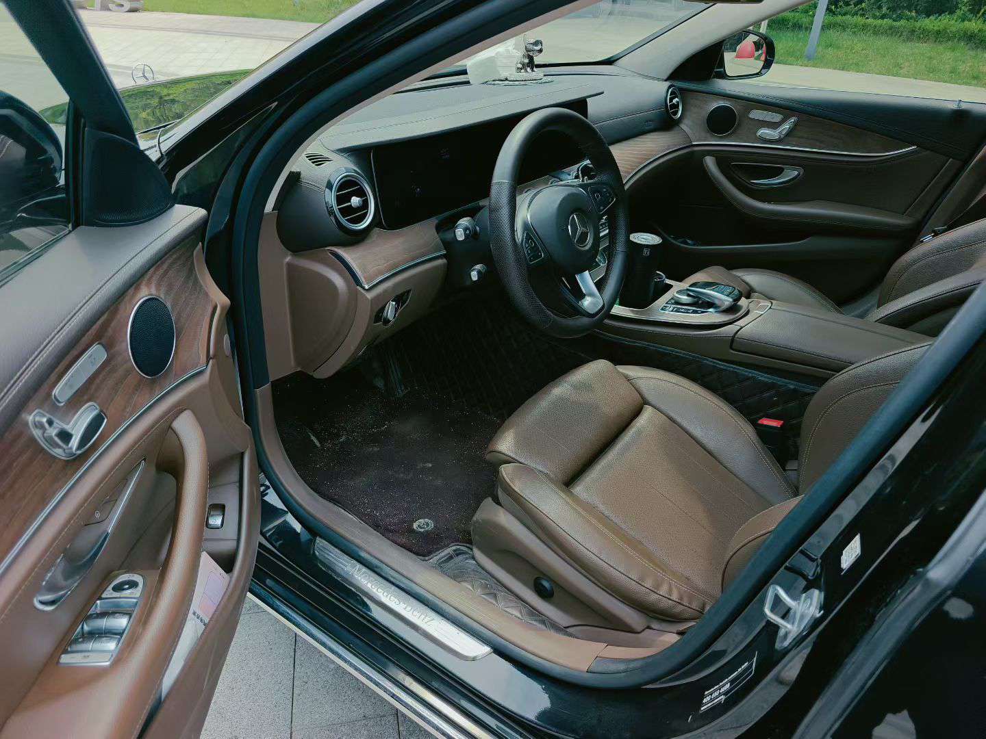 Mercedes-Benz E-Class 2.0T Automatic with Sunroof 4