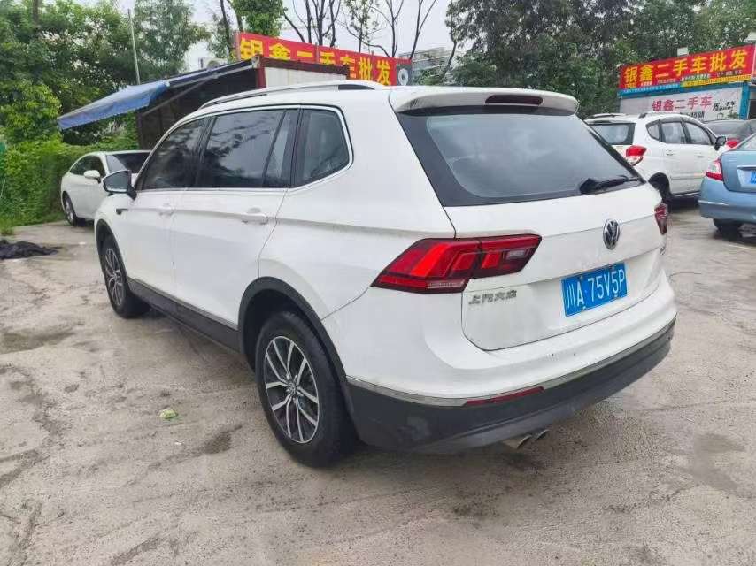 Volkswagen Tiguan L 330 FWD Luxury 5