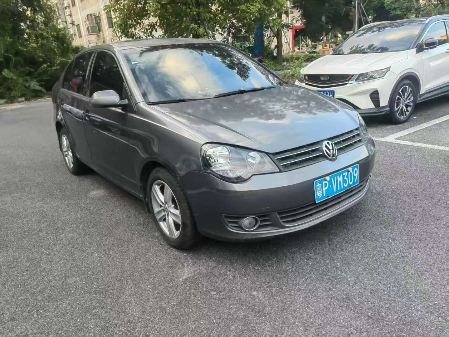 Volkswagen Polo 1.6 Automatic Sunroof