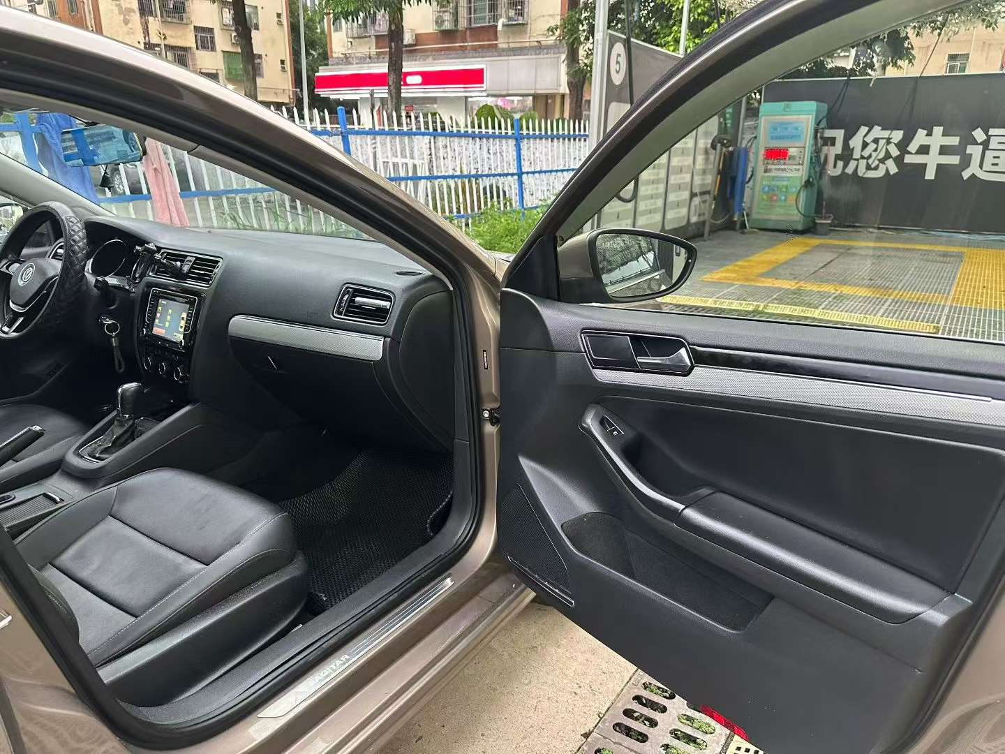 Volkswagen Sagitar 230TSI Automatic Comfort 6