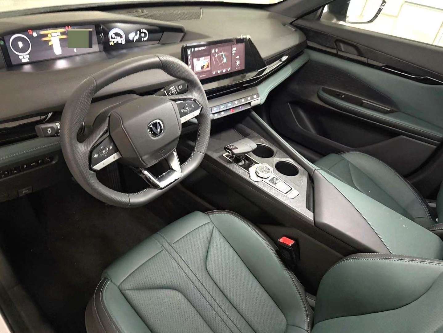 Changan UNI-V Intelligent Electric iDD 1.5 CVT Blue Whale 136km 5