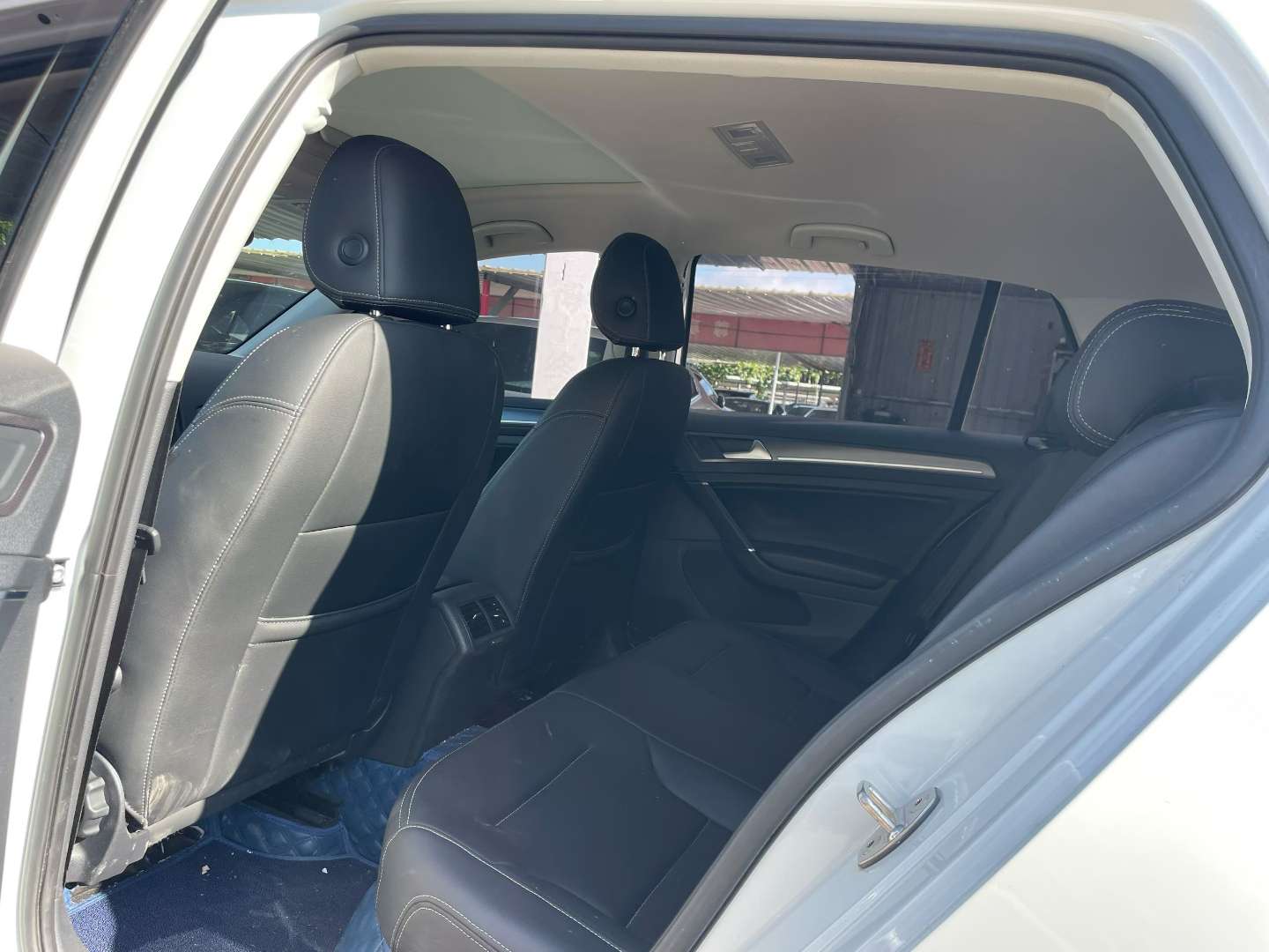 Volkswagen Golf 1.6L Automatic Commemorative Edition 3