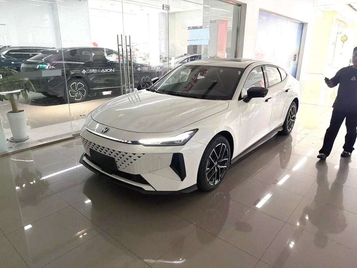 Changan UNI-V Intelligent Electric iDD 1.5 CVT Blue Whale 136km 2