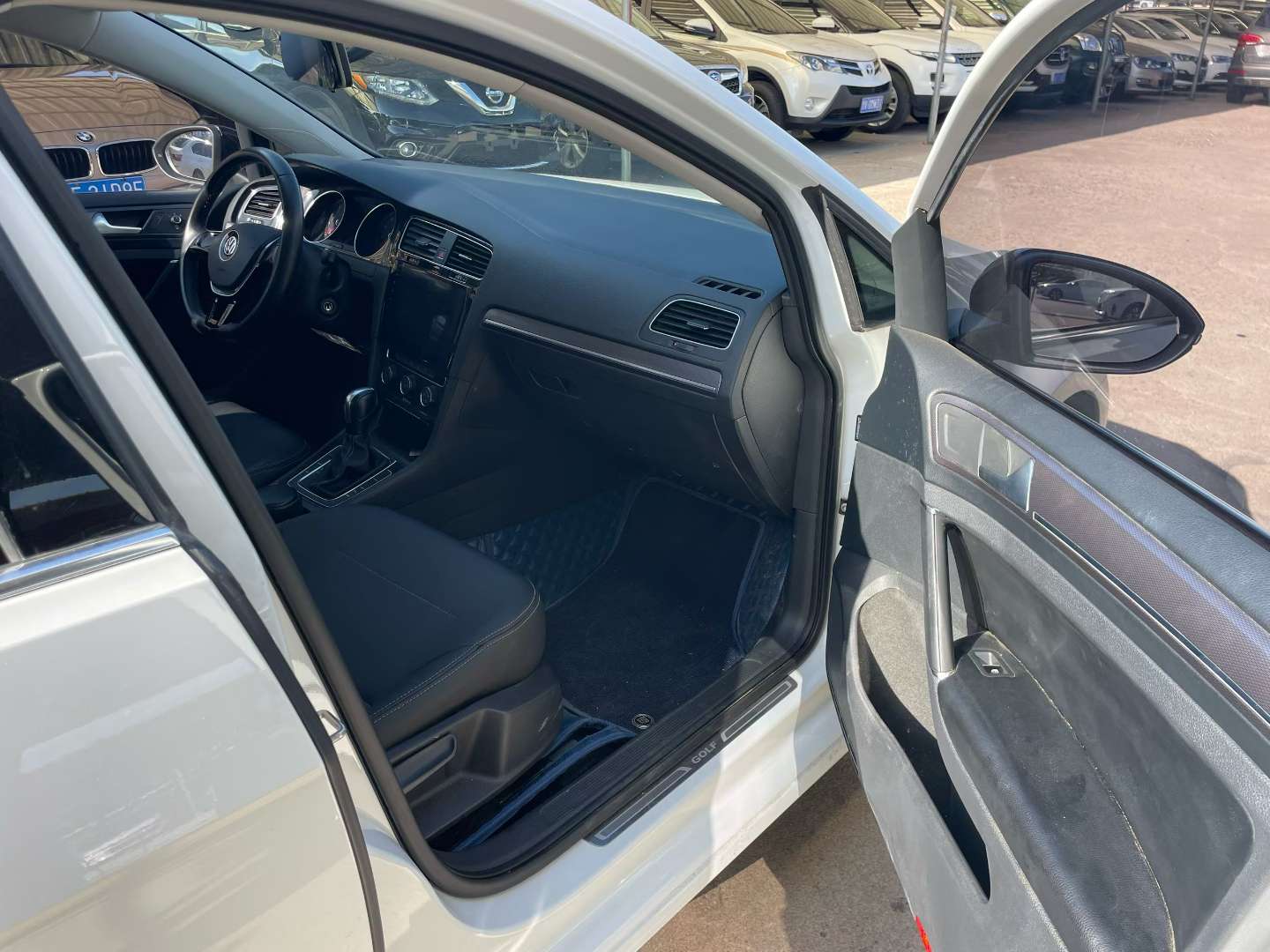 Volkswagen Golf 1.6L Automatic Commemorative Edition 5
