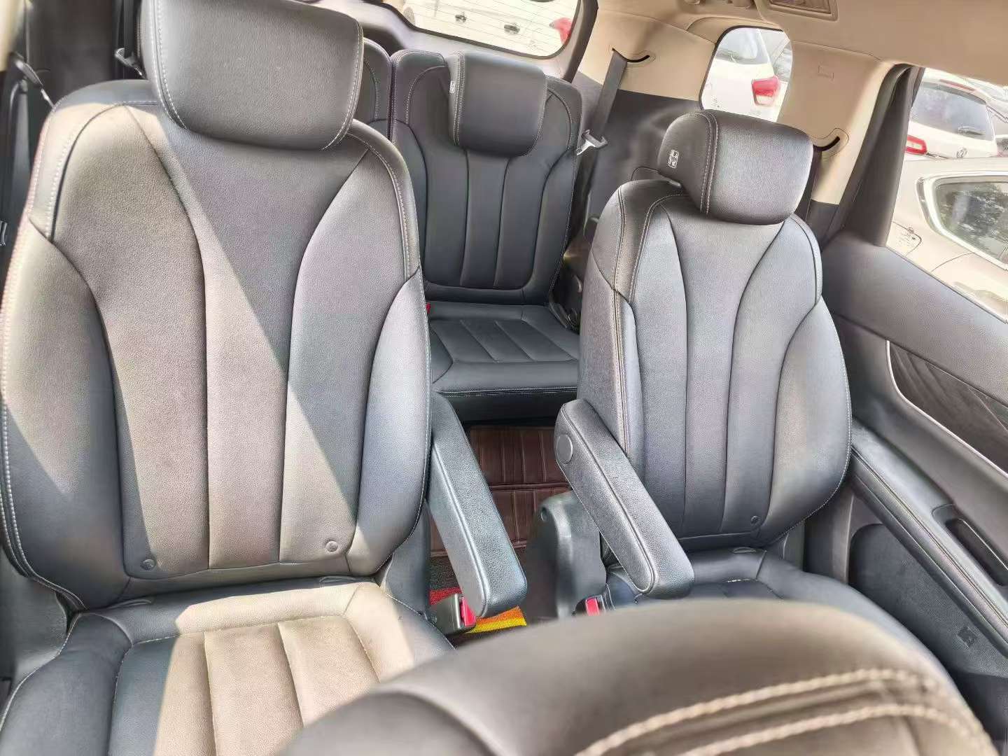 BYD Song MAX 1.5T 6-Seat Panoramic Sunroof High Trim 4