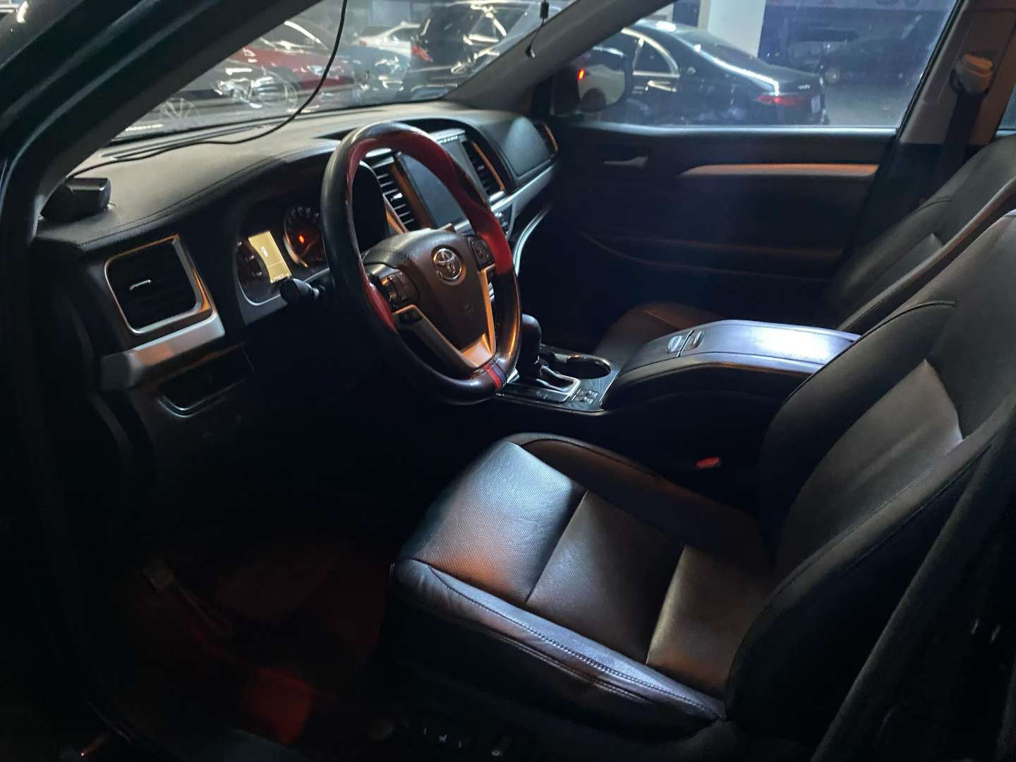 Toyota Highlander 2.0T 2WD 7-Seat Luxury 4