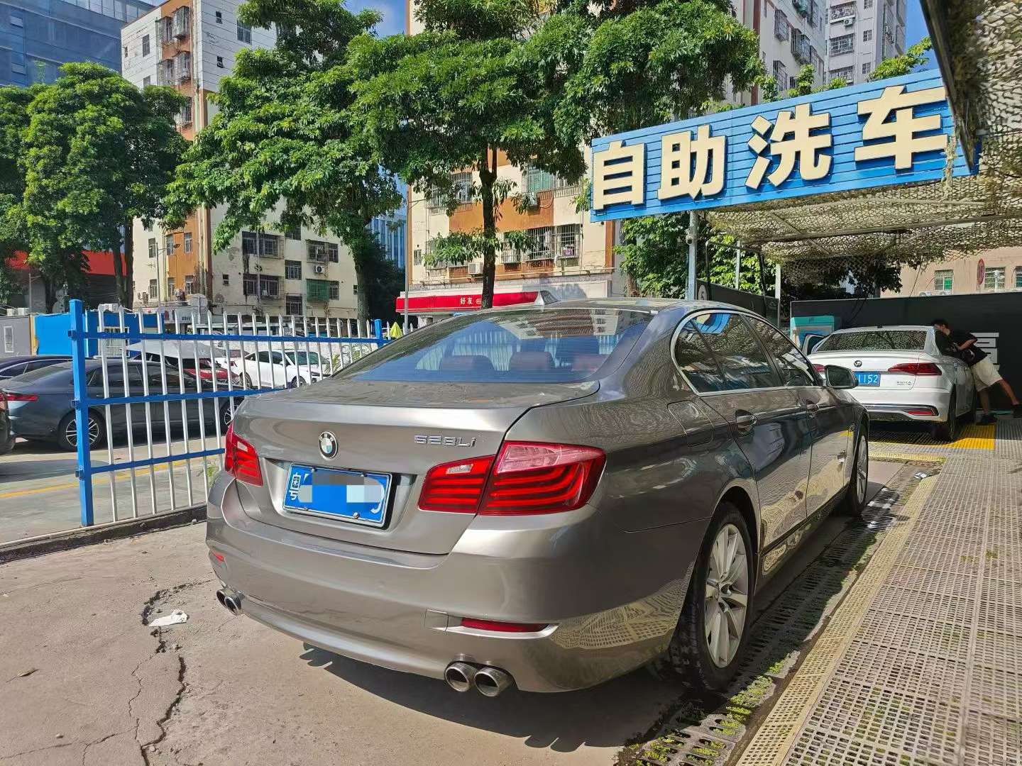 BMW 5 Series 528Li Leading 3