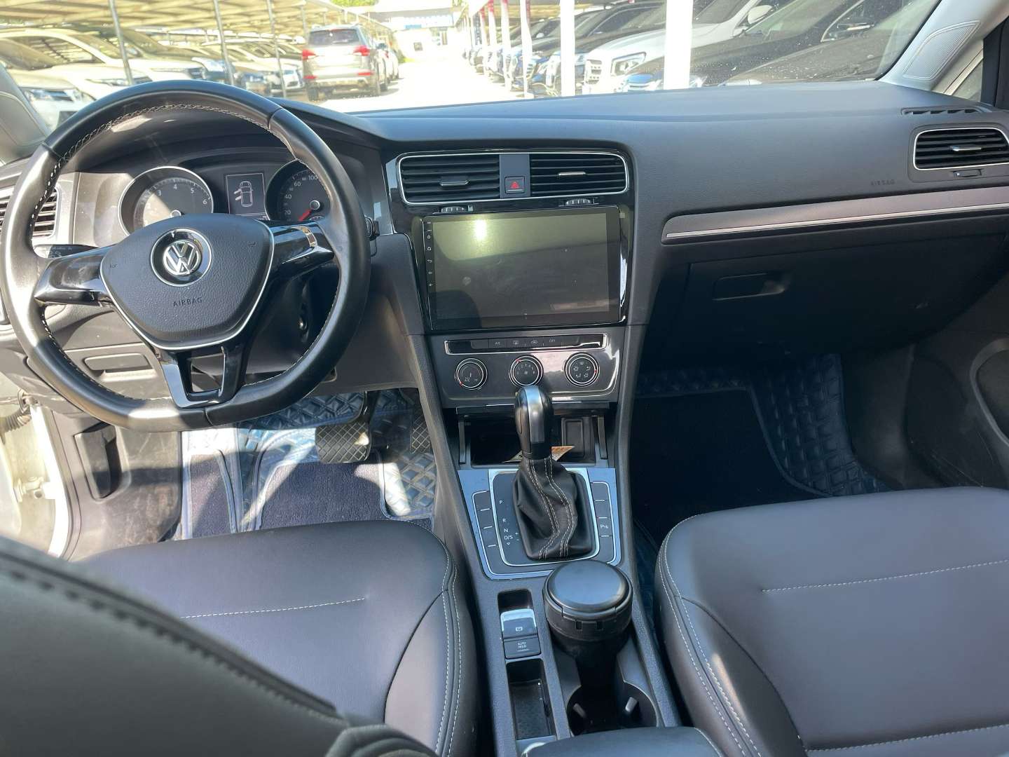 Volkswagen Golf 1.6L Automatic Commemorative Edition 4