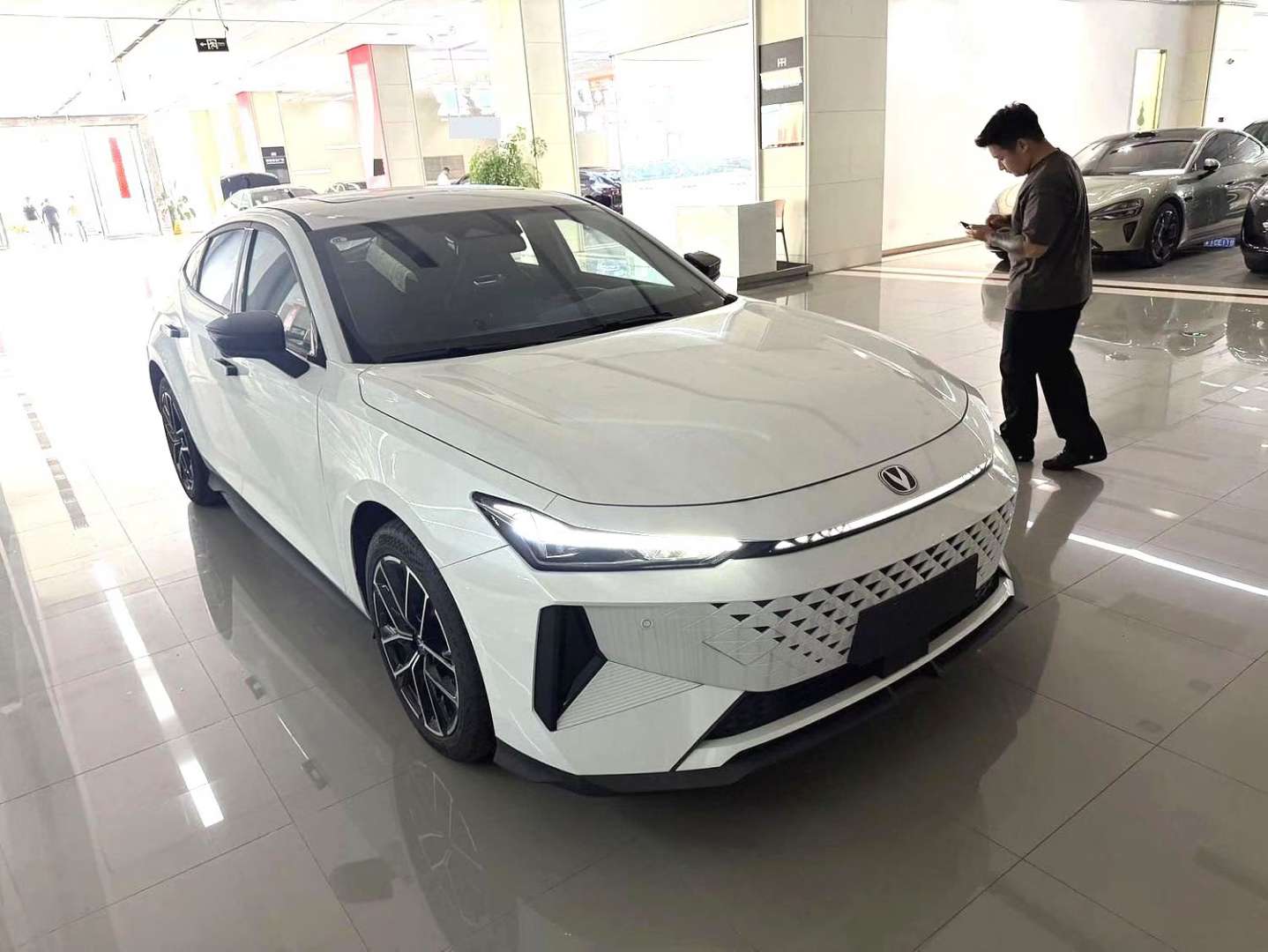 Changan UNI-V Intelligent Electric iDD 1.5 CVT Blue Whale 136km 3