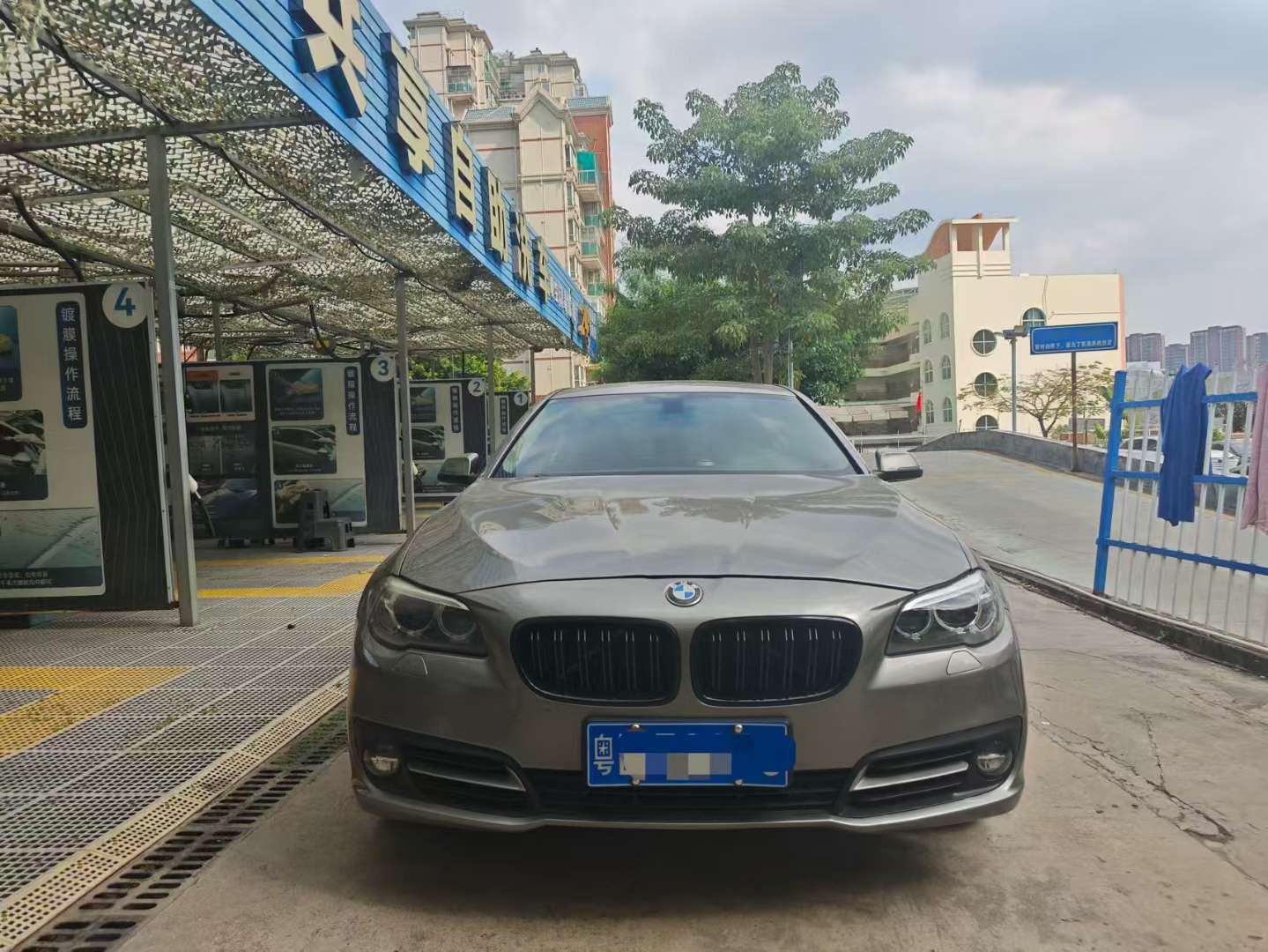 BMW 5 Series 528Li Leading