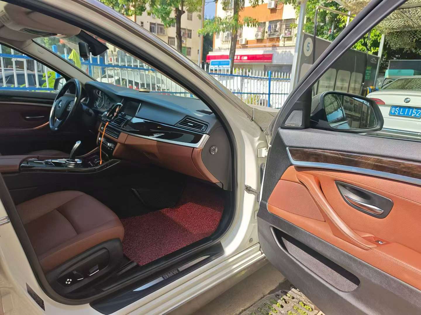 BMW 5 Series 528Li Leading 6