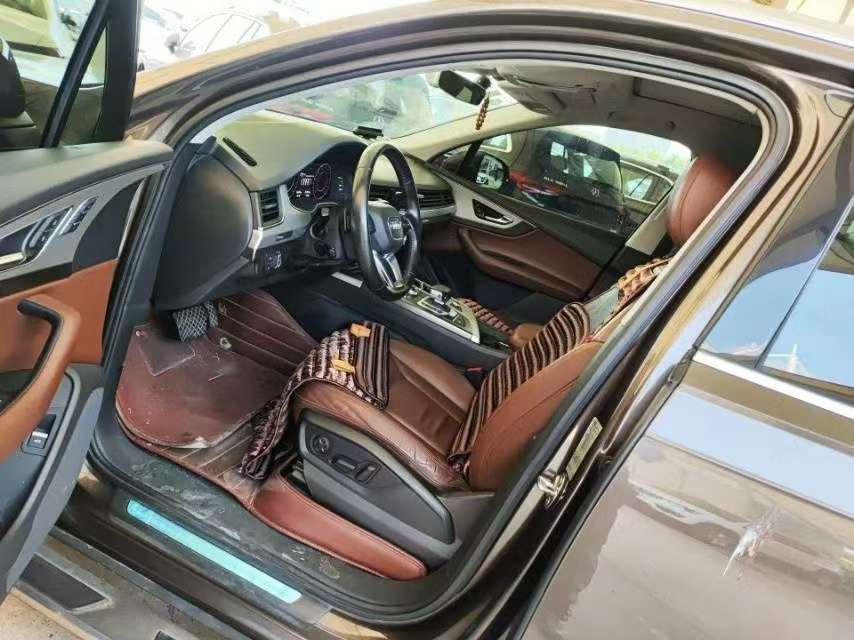 Audi Q7 6