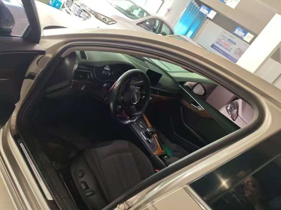 Audi A4L 2.0TFSI 40TFSI Advance 5