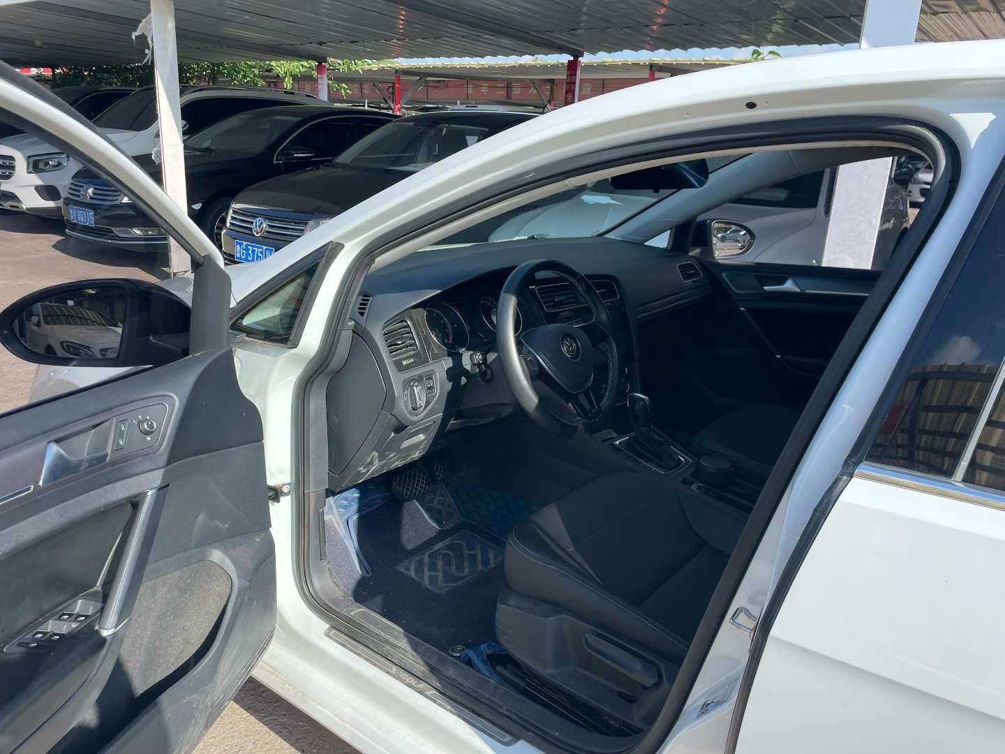 Volkswagen Golf 1.6L Automatic Commemorative Edition 2