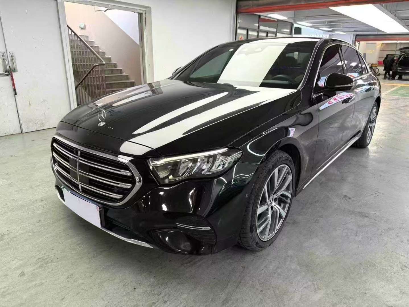 Mercedes-Benz E-Class E300L 2.0T Black Exterior Beige Interior Fashion Edition