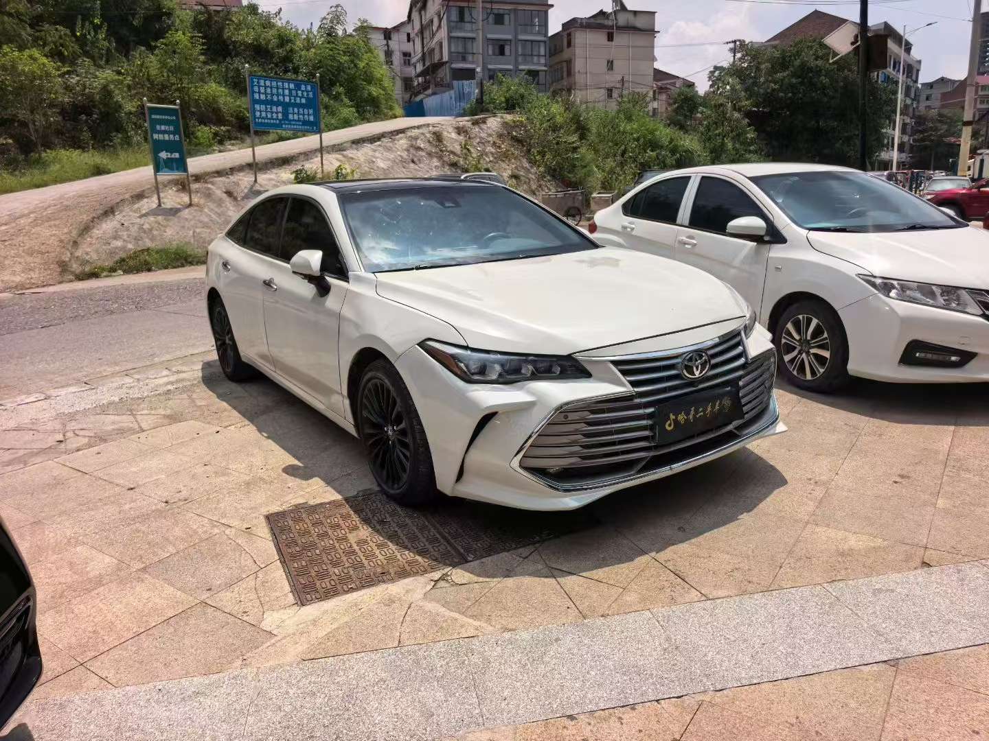 Toyota Avalon 2.5L Automatic Panoramic Sunroof
