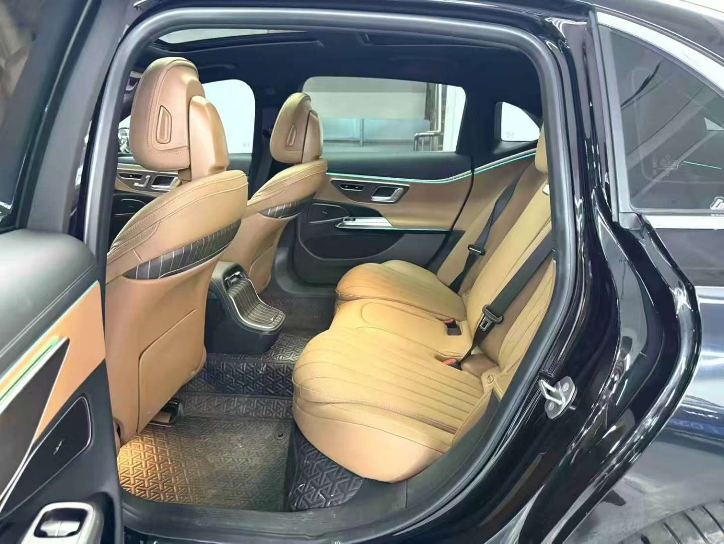 Mercedes-Benz E-Class E300L 2.0T Black Exterior Beige Interior Fashion Edition 4
