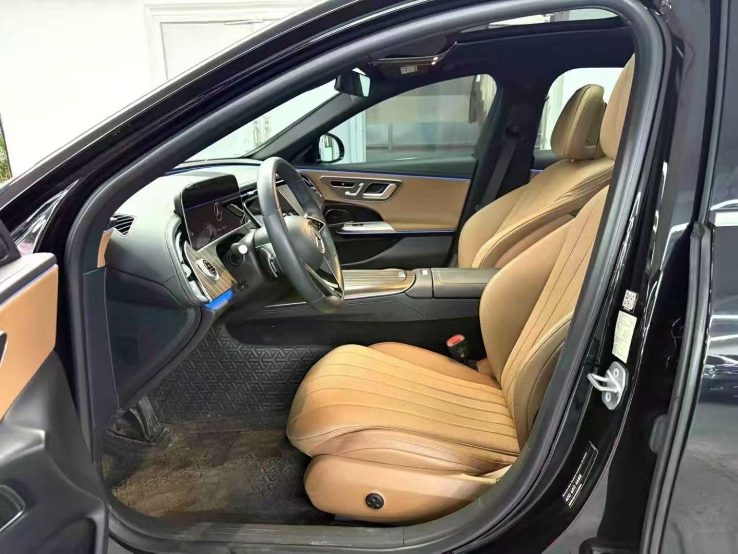 Mercedes-Benz E-Class E300L 2.0T Black Exterior Beige Interior Fashion Edition 3