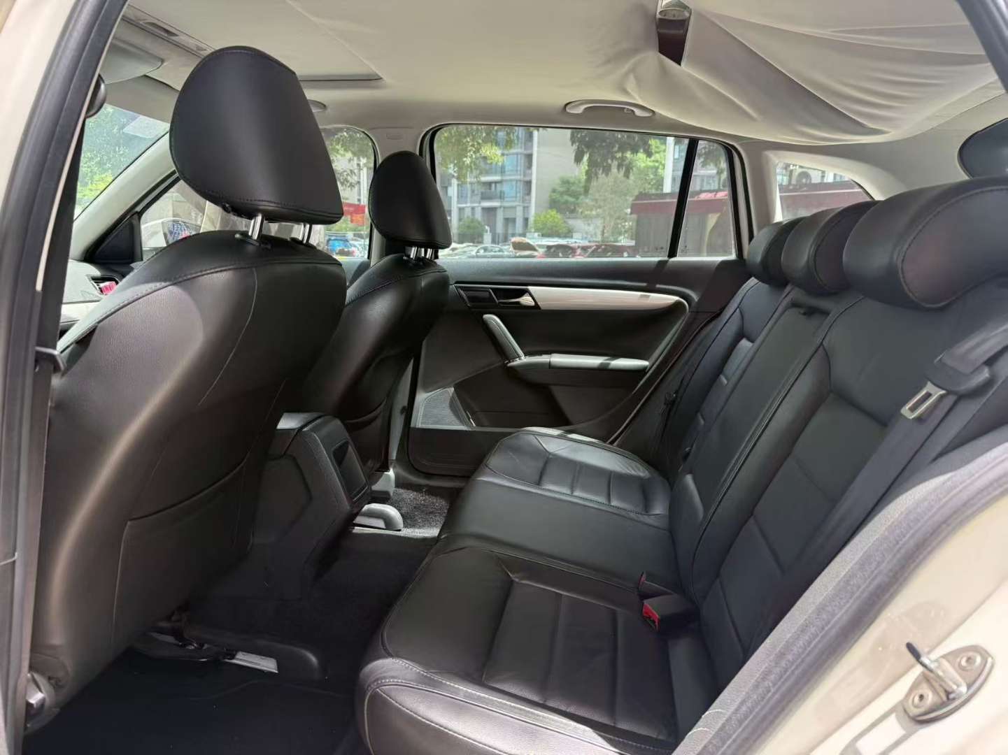Volkswagen Larink 1.6L Automatic Sunroof 6