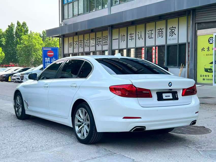 BMW 5 Series 528Li 9
