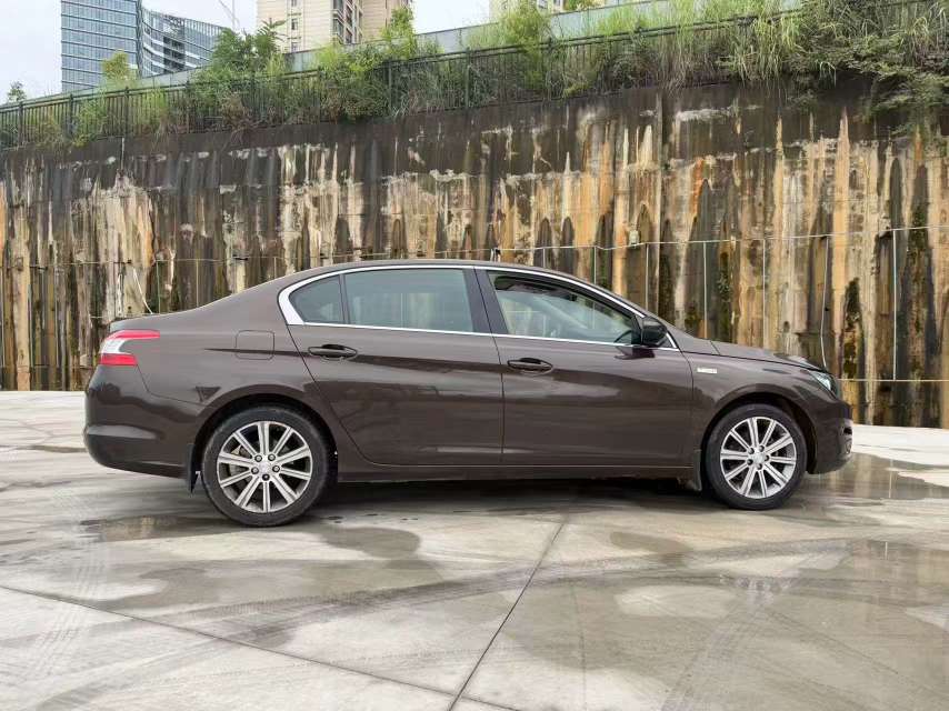 Peugeot 408 1.2T Automatic 5