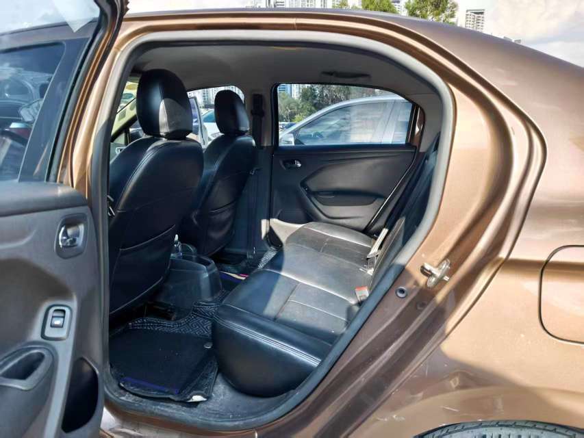 Peugeot 301 1.6L Automatic 6