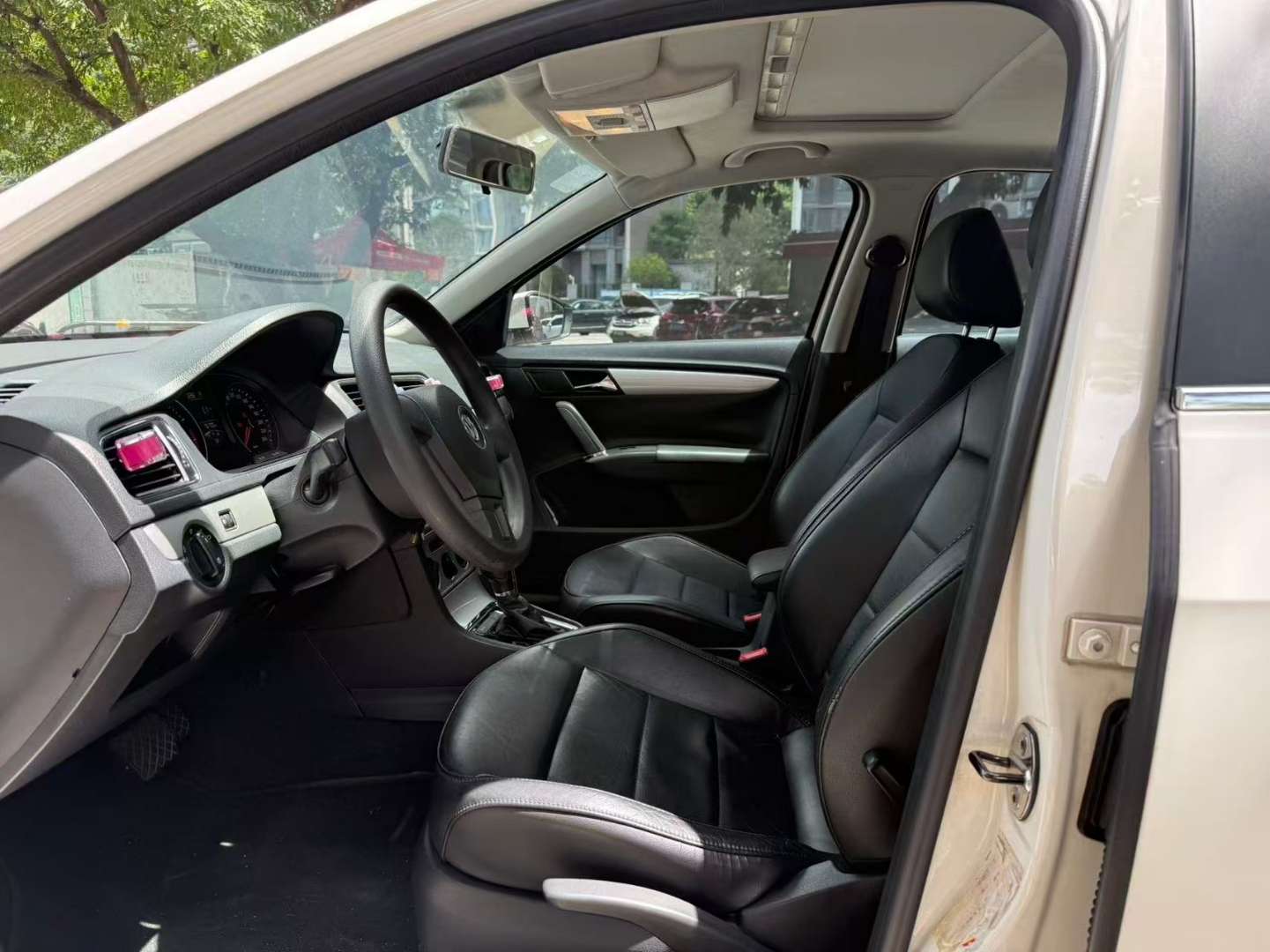 Volkswagen Larink 1.6L Automatic Sunroof 5